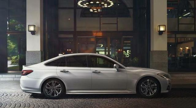 新款丰田皇冠正式开售售价约32万人民币-