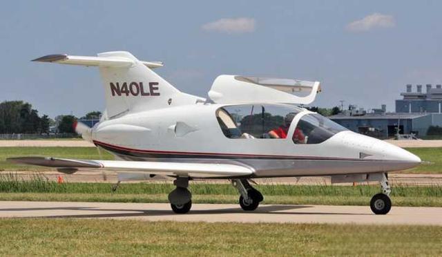 买一架小型私人飞机多少钱?-