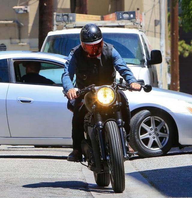 贝克汉姆被禁止驾驶摩托车，这个错误大家都犯过，万人迷也中招了！-