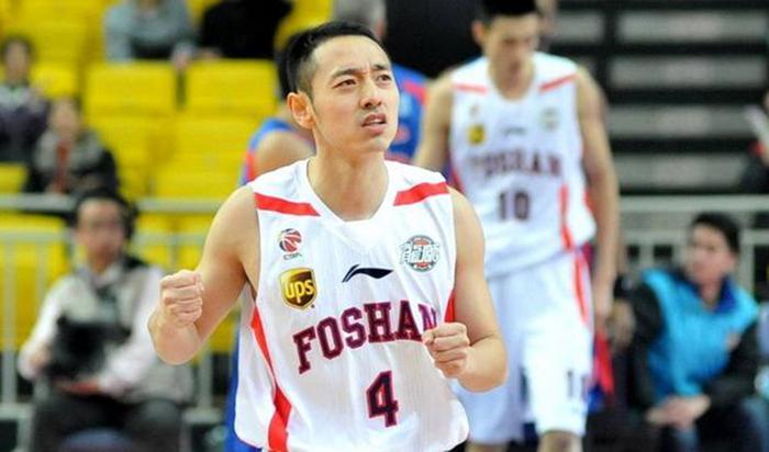 史鸿飞再引骚乱,不满裁判抓球员脸,被罚下场却露出微笑!