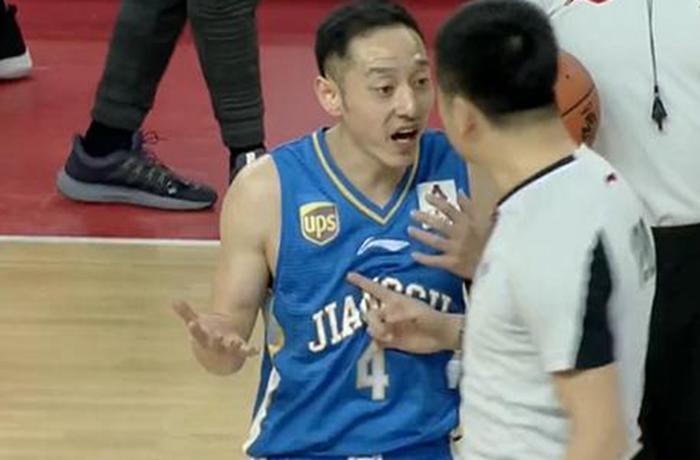 史鸿飞再引骚乱,不满裁判抓球员脸,被罚下场却露出微笑!