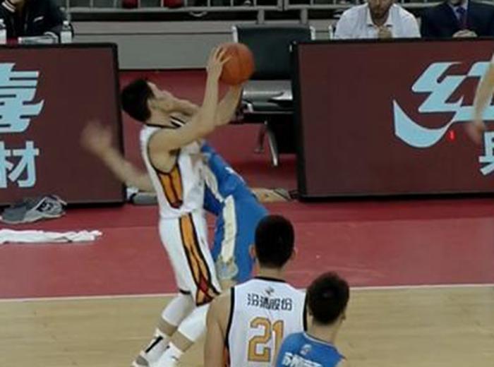 史鸿飞再引骚乱,不满裁判抓球员脸,被罚下场却露出微笑!