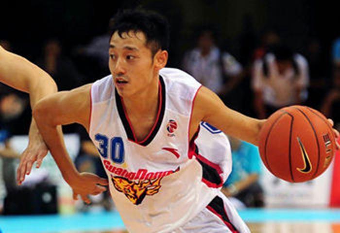 史鸿飞再引骚乱,不满裁判抓球员脸,被罚下场却露出微笑!