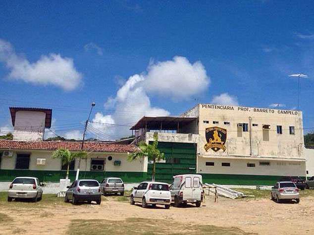 男子头部被插入一把刀，经过5个小时的手术成功取出，捡回一条命