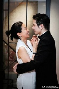 ​萧敬腾的老婆，50岁的她背景很强大双硕士星二代，2300万钻戒锁心