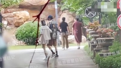 ​感情超稳定！秦岚魏大勋挽手回家背影超般配