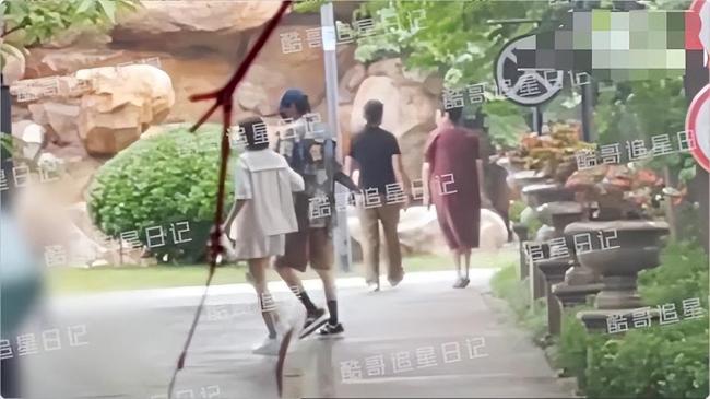 感情超稳定!秦岚魏大勋挽手回家背影超般配