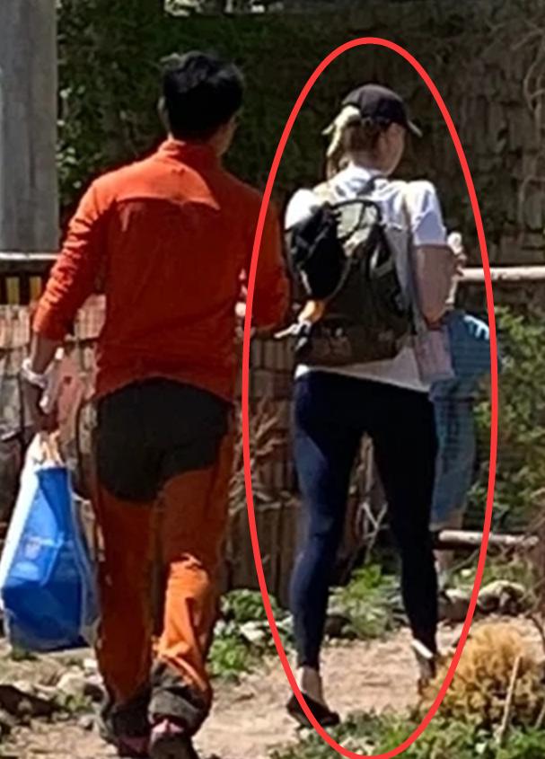 撒贝宁龙凤胎首次出镜(撒贝宁带龙凤胎逛集市被拍)(3)