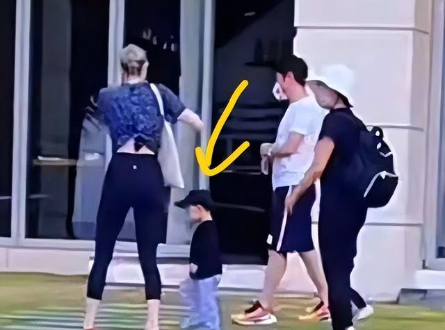 撒贝宁龙凤胎首次出镜(撒贝宁带龙凤胎逛集市被拍)(7)