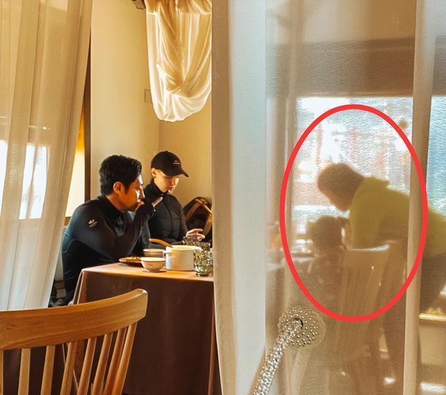 撒贝宁龙凤胎首次出镜(撒贝宁带龙凤胎逛集市被拍)(5)