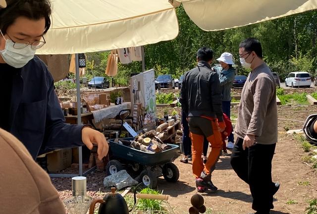 撒贝宁龙凤胎首次出镜(撒贝宁带龙凤胎逛集市被拍)(4)