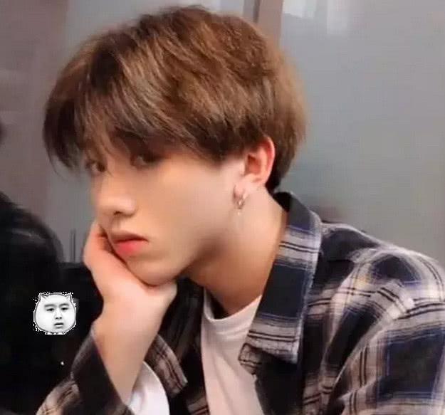 小哥哥因为撞脸鹿晗而走红,侧脸实在太帅气,可以出道了!