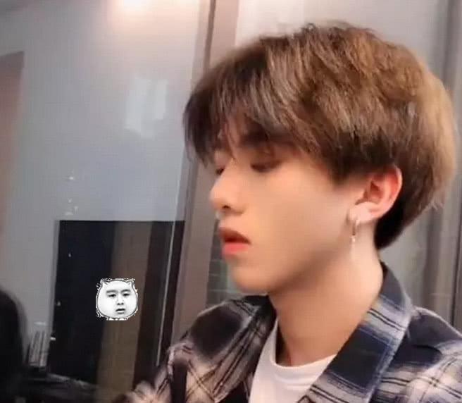 小哥哥因为撞脸鹿晗而走红,侧脸实在太帅气,可以出道了!