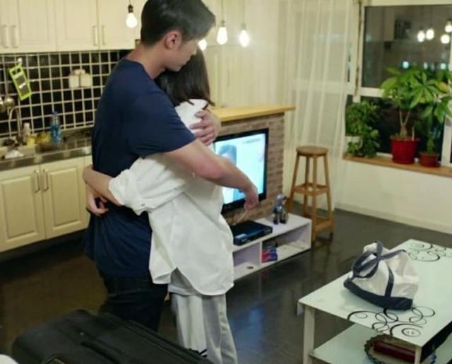 向真和赵聪深情拥抱，却只能彼此祝福，你知道初恋为什么难忘吗？