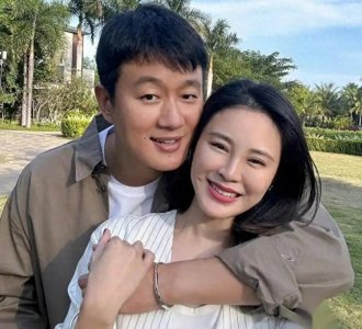 ​佟大为45岁老婆晒全家照，16岁大女气质快赶上王祖贤了，长腿逆天