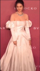 ​4位娱乐圈的“半老徐娘”，蜂腰翘臀、长腿美背，越老越有韵味