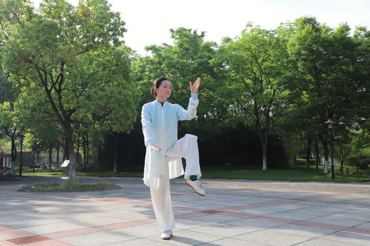 年轻人能学打太极拳吗（13岁女孩闭关三年竟然成为太极拳拳师）