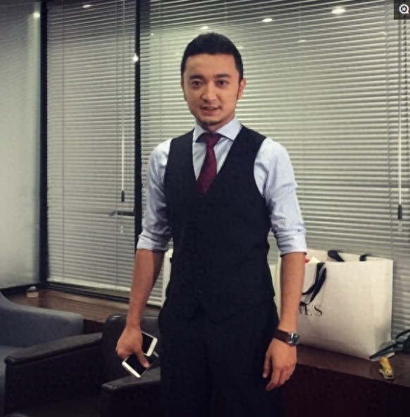 37岁央视帅哥尼格买提,老婆美得像混血女神