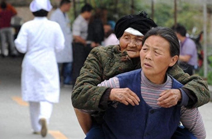 患难见真情 照片定格灾难时的感人瞬间 真是触动人心热泪盈眶