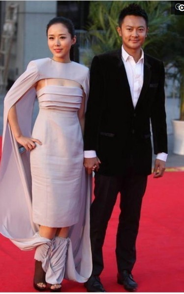 42岁的“嫦娥姐姐”颜丹晨出席活动,因衣服引来网友热议