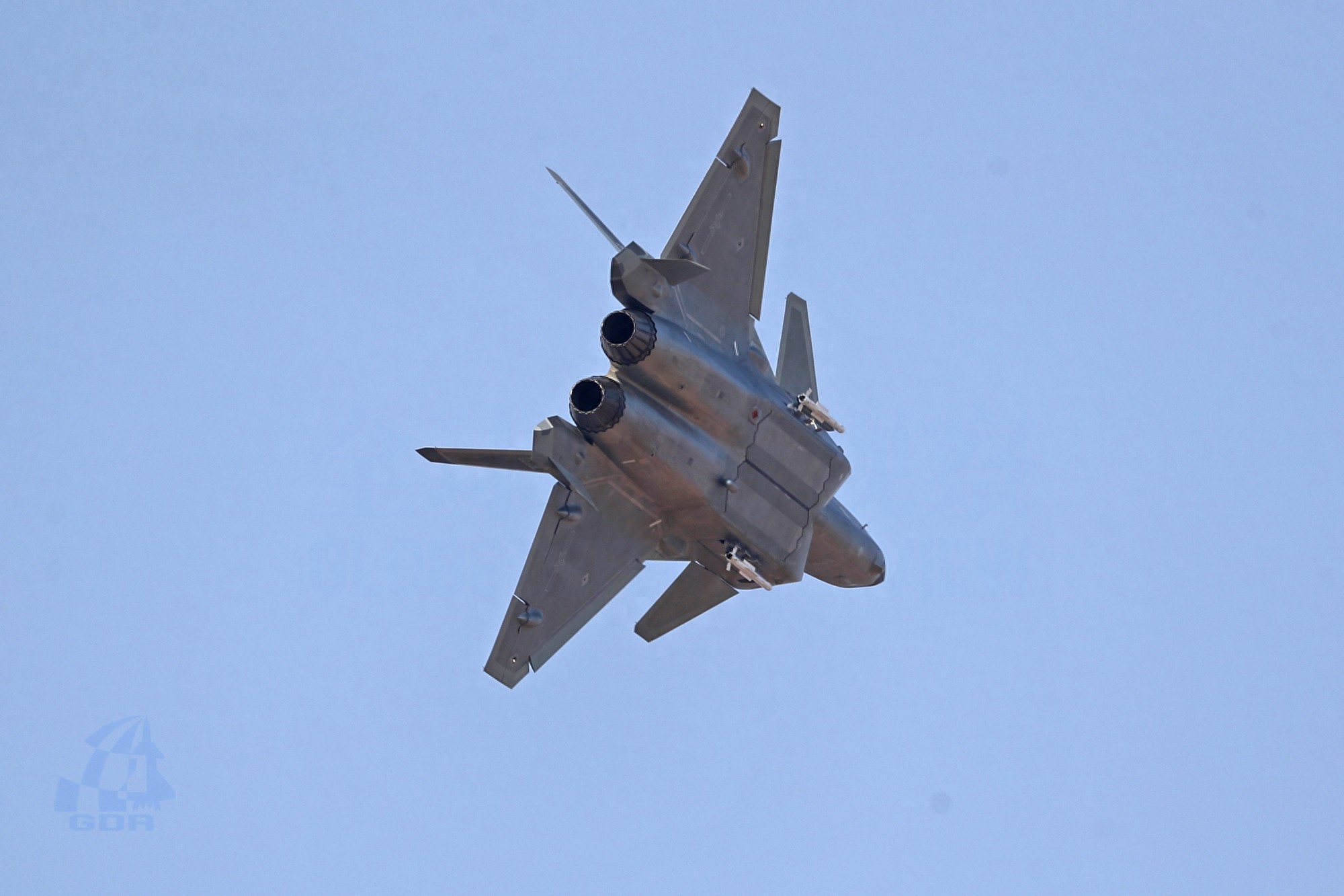 国产威龙战斗机带弹展示,尽显王者风范,犹如银河战舰般威武霸气