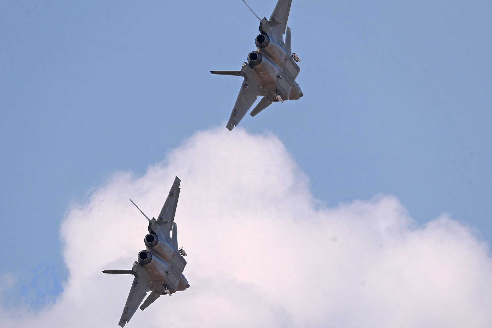 国产威龙战斗机带弹展示,尽显王者风范,犹如银河战舰般威武霸气