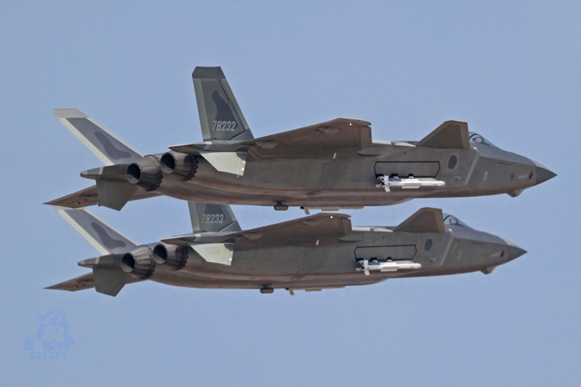 国产威龙战斗机带弹展示,尽显王者风范,犹如银河战舰般威武霸气