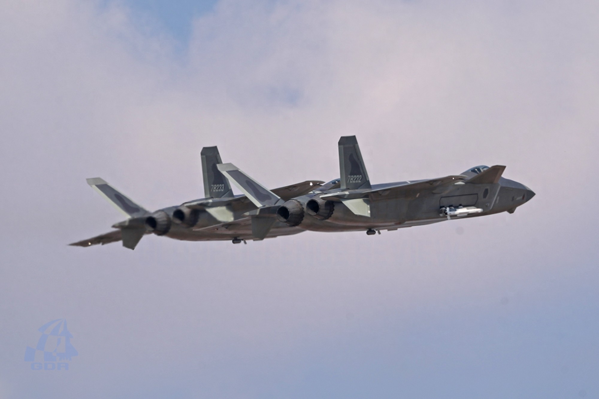 国产威龙战斗机带弹展示,尽显王者风范,犹如银河战舰般威武霸气