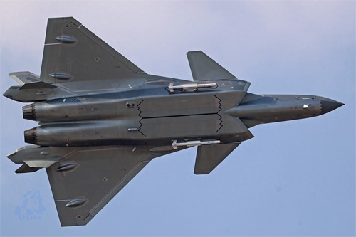 国产威龙战斗机带弹展示,尽显王者风范,犹如银河战舰般威武霸气