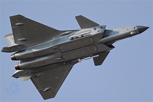 国产威龙战斗机带弹展示,尽显王者风范,犹如银河战舰般威武霸气