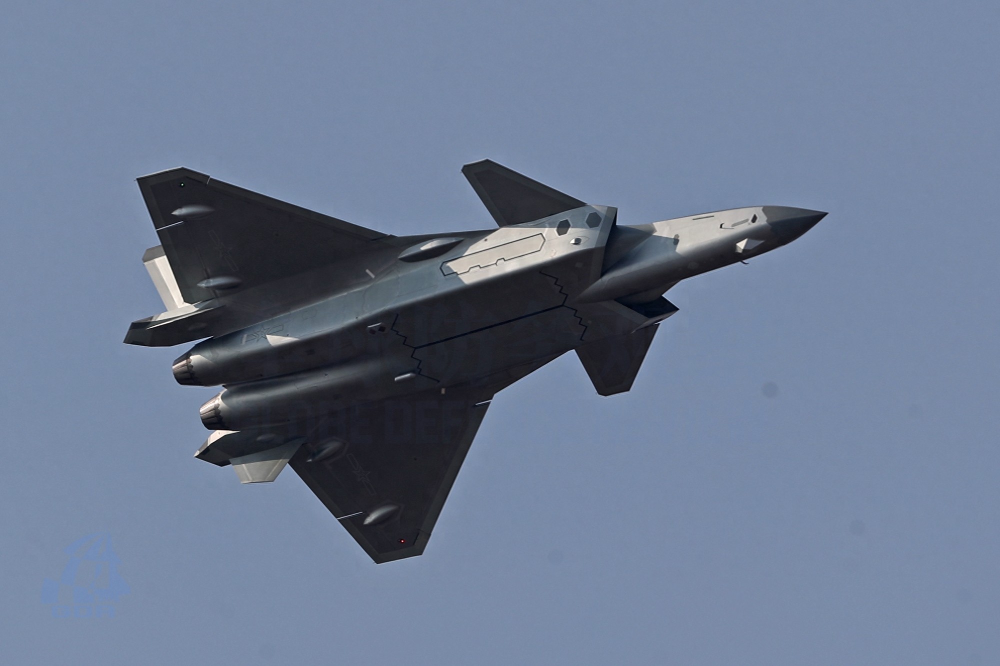 国产威龙战斗机带弹展示,尽显王者风范,犹如银河战舰般威武霸气