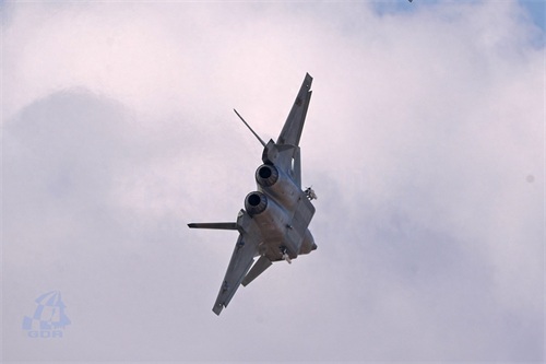 国产威龙战斗机带弹展示,尽显王者风范,犹如银河战舰般威武霸气