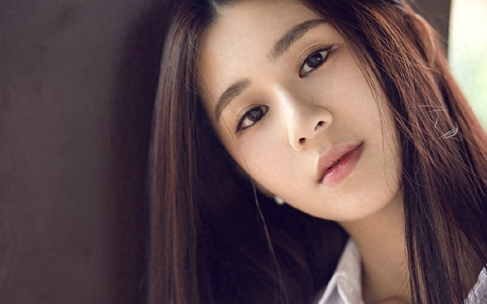 90后清纯演员刘颖伦时尚写真照气质淡雅灵动颜值高，演艺界模范