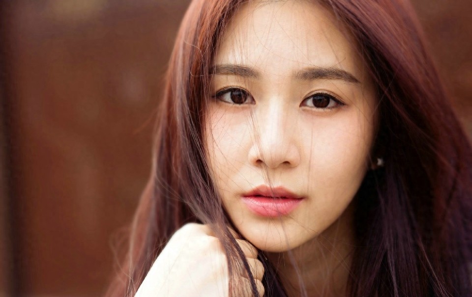 90后清纯演员刘颖伦时尚写真照气质淡雅灵动颜值高，演艺界模范