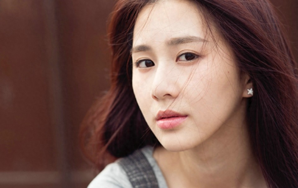 90后清纯演员刘颖伦时尚写真照气质淡雅灵动颜值高，演艺界模范