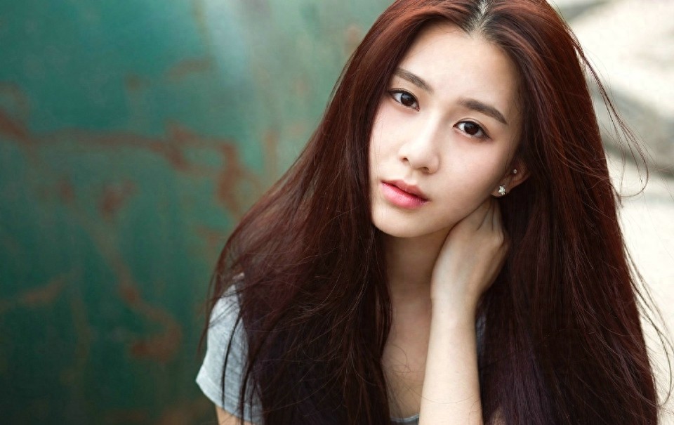 90后清纯演员刘颖伦时尚写真照气质淡雅灵动颜值高，演艺界模范