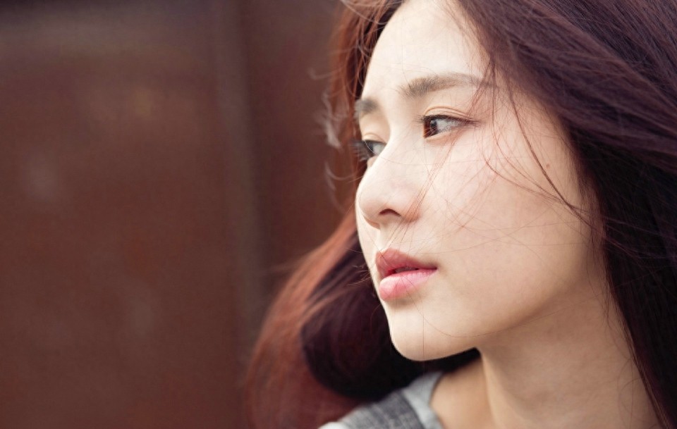 90后清纯演员刘颖伦时尚写真照气质淡雅灵动颜值高，演艺界模范