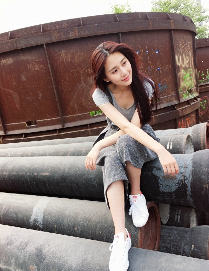 90后清纯演员刘颖伦时尚写真照气质淡雅灵动颜值高，演艺界模范