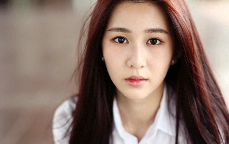 90后清纯演员刘颖伦时尚写真照气质淡雅灵动颜值高，演艺界模范