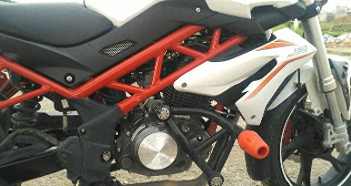 8800元买台贝纳利TNT150，帅气省油，技术却落后