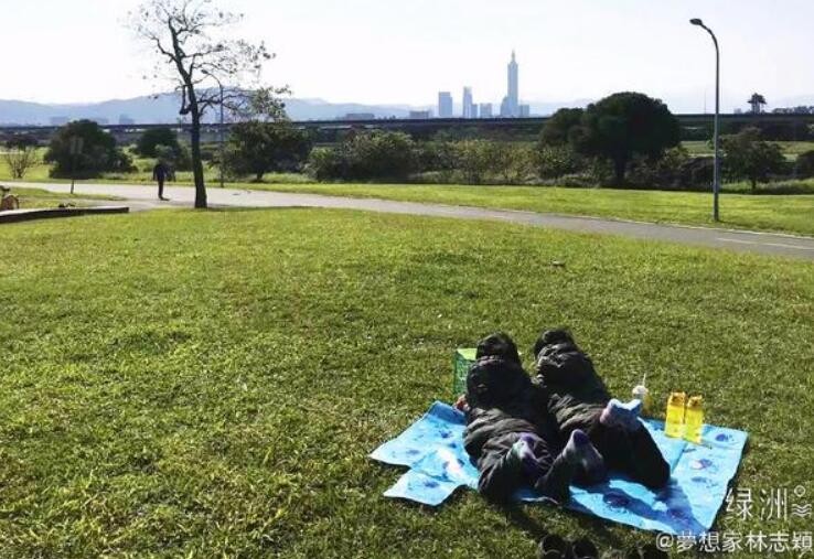 林志颖晒双胞胎近照