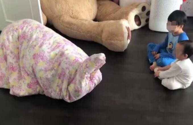 吴京扮大象逗孩子