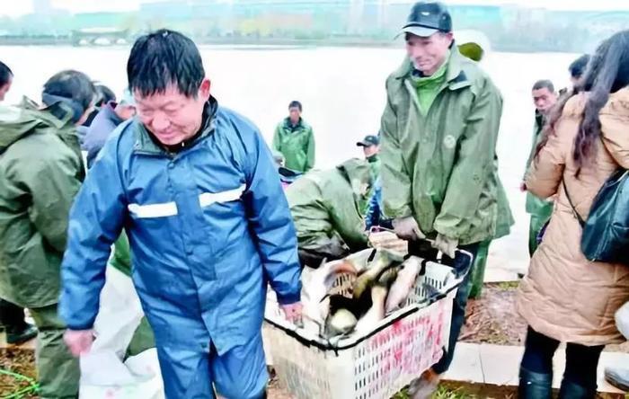 别人家的学校:2千斤鱼“踩盆”吃 74亩毛豆“随便”摘!