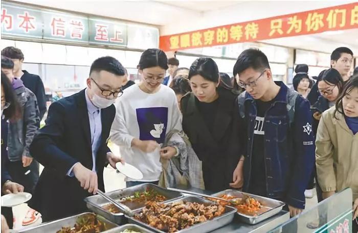 别人家的学校:2千斤鱼“踩盆”吃 74亩毛豆“随便”摘!