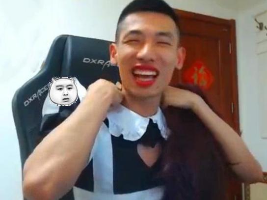 旭旭宝宝再次女装出镜，引来水友强势围观，网友：你好骚啊！