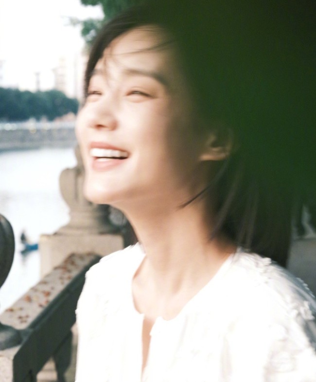 李一桐重游狂飙拍摄地 甜笑青春洋溢