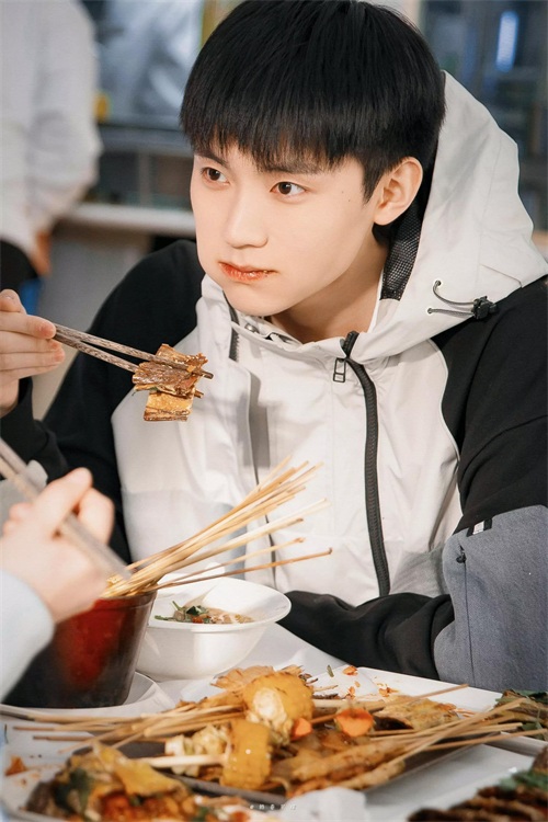 周翊然：少年感好强！和周迅CP感爆棚