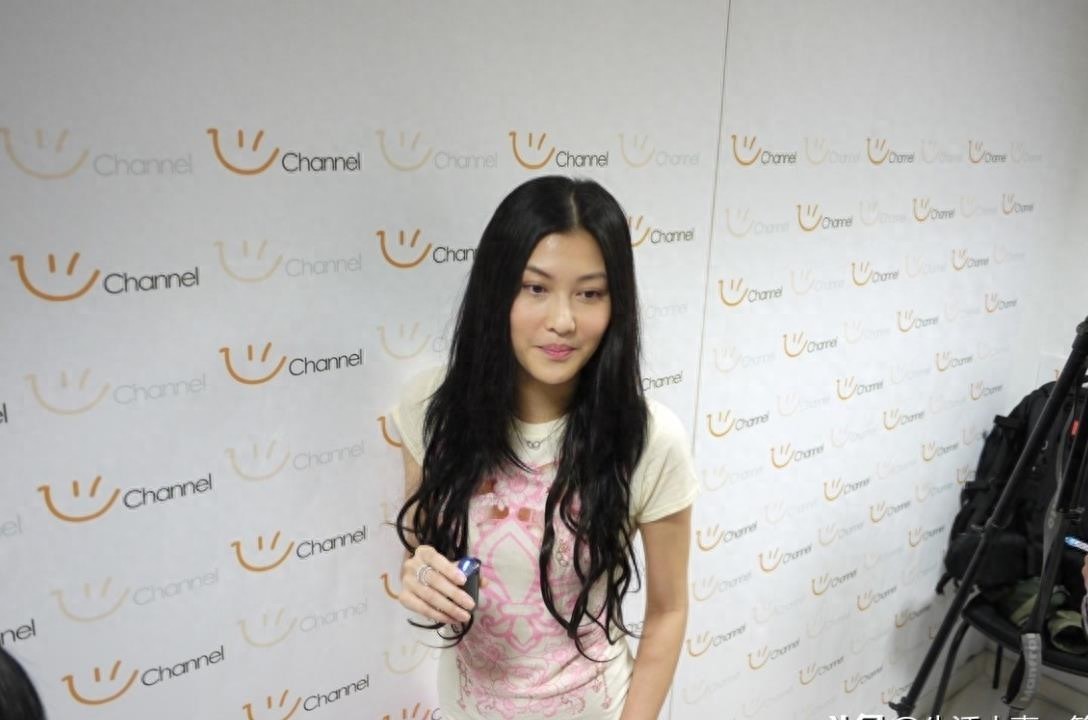 36岁李彩桦突然宣布婚讯，嫁内地钢材老板住10亿四合院