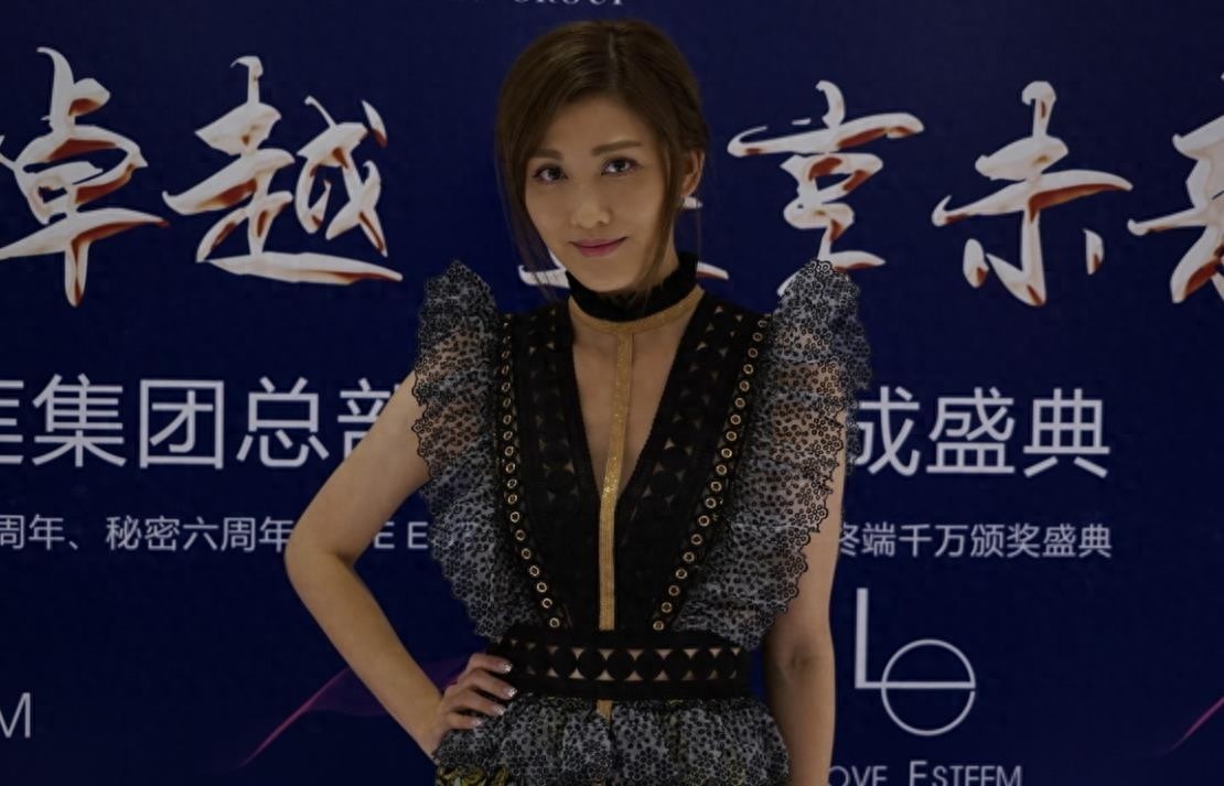 36岁李彩桦突然宣布婚讯，嫁内地钢材老板住10亿四合院