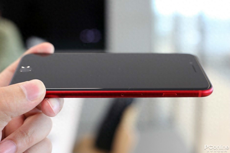 红色iPhone 8：鲜艳透亮，非常抢眼